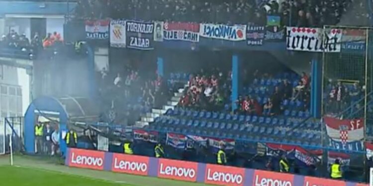 Tifozët kroatë në Pogoricë protestojnë kundër serbëve, gjatë ndeshjes Mali i Zi-Kroaci dëgjohen thirrjet: Vrit, vrite serbin...