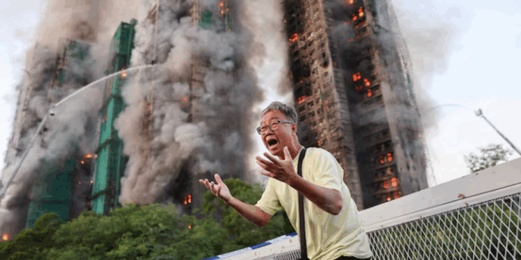 Tragjedia në Hong Kong: 128 të vdekur dhe 200 të zhdukur pas zjarrit që shkatërroi kompleksin e apartamenteve