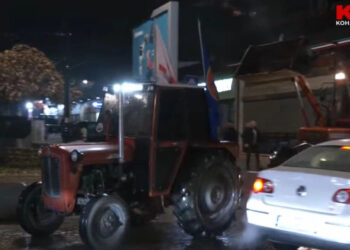 Traktorë dhe goma automjetesh në festat e partive në komunat e ndryshme