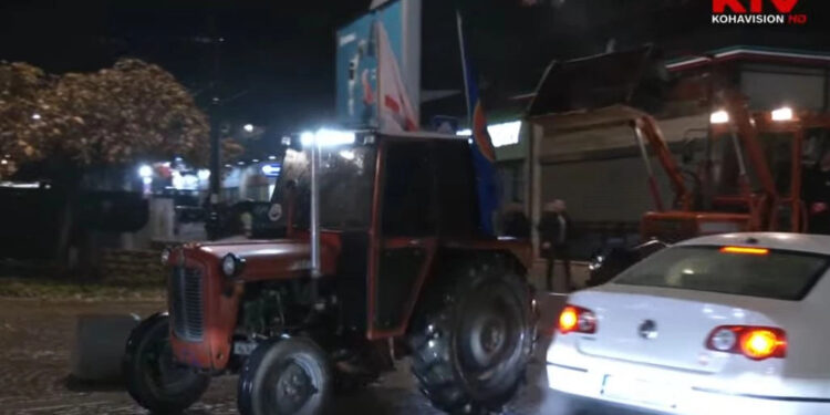 Traktorë dhe goma automjetesh në festat e partive në komunat e ndryshme