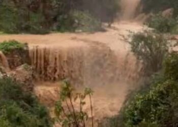 Tre fshatra në Delvinë të prekur nga moti i keq, ura e fshatit Leftrehor shkatërrohet.