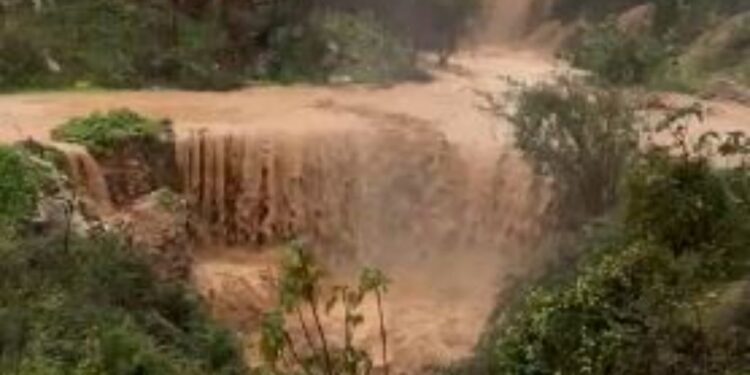 Tre fshatra në Delvinë të prekur nga moti i keq, ura e fshatit Leftrehor shkatërrohet.