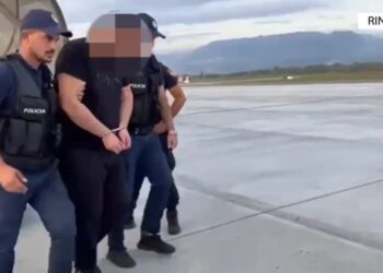 Tre persona të kapur në Rinas, mes tyre Denis Xhelili, që vinte drogë të klasit A në Angli, ishin në kërkim.