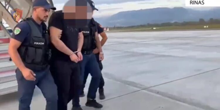 Tre persona të kapur në Rinas, mes tyre Denis Xhelili, që vinte drogë të klasit A në Angli, ishin në kërkim.