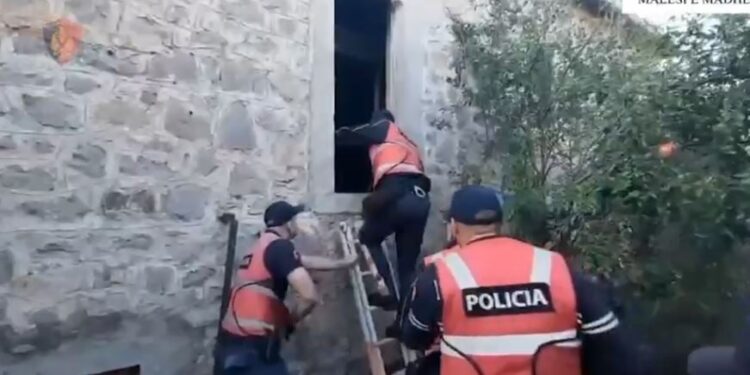 Tre shtëpi të acercionit në Shkodër/ Arrestohen dy individë dhe katër punonjës të OSHEE-së ndalohen për shpërdorim detyre.