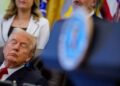 Trump anullon konferencën në Zyrën Ovale, presidenti amerikan kapet në gjumë.