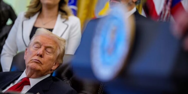 Trump anullon konferencën në Zyrën Ovale, presidenti amerikan kapet në gjumë.