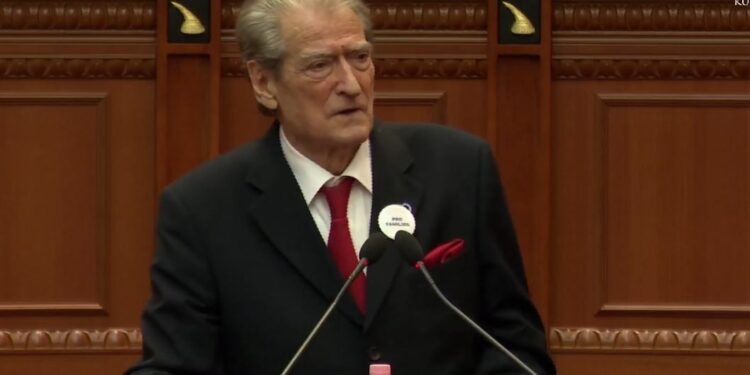 “U bëftë kompliment Damianit për qëndresën” / Kuvendi: Berisha pyet: Pse s’janë ministrat këtu?