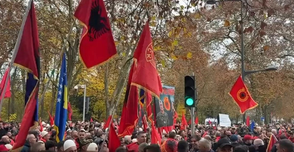 “UÇK”, “Liri për çlirimtarët”: Mijëra protestues mbledhen në Strasburg para Këshillit të Evropës