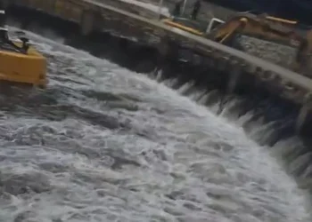 Uji shkatërron strukturën e urës mbi lumin Ibër