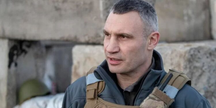 Ukraina përballet me krizë ushtarake, kryebashkiaku i Kievit, Vladimir Klitschko: Propozon uljen e moshës së rekrutimit në 22 vjeç.