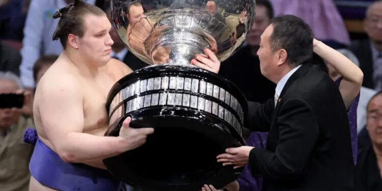 Ukrainasi i parë që triumfon në një turne elitar sumo në Japoni, refugjati shpallet kampion.