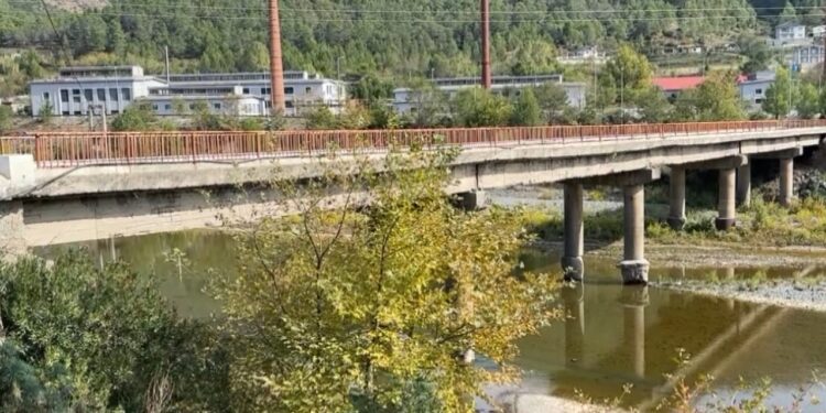 Ura e Fanit në rrezik shembjeje, struktura po pëson dëmtime të rënda