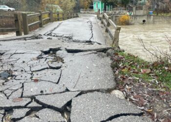 Ura e dëmtuar nga përmbytjet, 10 fshatra të bllokuar në Kolonjë, banorët organizojnë protestë