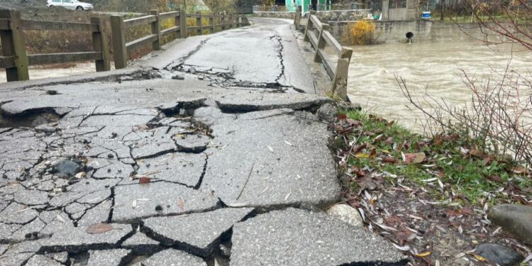 Ura e dëmtuar nga përmbytjet, 10 fshatra të bllokuar në Kolonjë, banorët organizojnë protestë