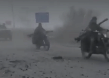 Ushtarët rusë përparojnë në Pokrovsk, Ukrainë, në mes të mjegullës, si në një skenë nga filmi Mad Max