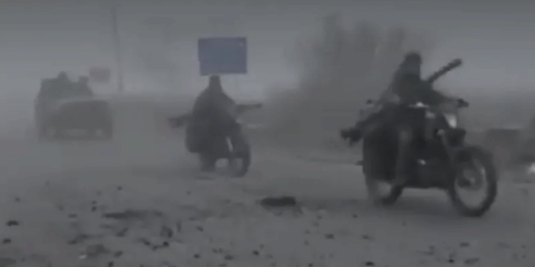 Ushtarët rusë përparojnë në Pokrovsk, Ukrainë, në mes të mjegullës, si në një skenë nga filmi Mad Max