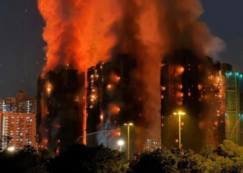 VIDEO/ Gradacela në Hong Kong e përfshirë nga flakët, katër persona humbin jetën