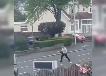 VIDEO/ I riu shqiptar përplaset me makinë dhe ndjek me sharrë elektrike oficerët e policisë, autoritetet britanike kërkojnë dënim të ashpër për të 32-vjeçarin.