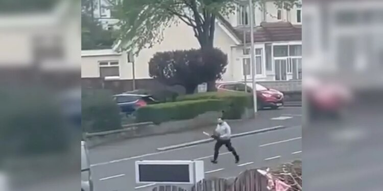 VIDEO/ I riu shqiptar përplaset me makinë dhe ndjek me sharrë elektrike oficerët e policisë, autoritetet britanike kërkojnë dënim të ashpër për të 32-vjeçarin.