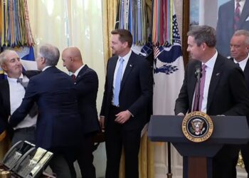 VIDEO/ Ngjarje në Shtëpinë e Bardhë, përfaqësuesi i një kompanie farmaceutike bie gjatë fjalimit të tij