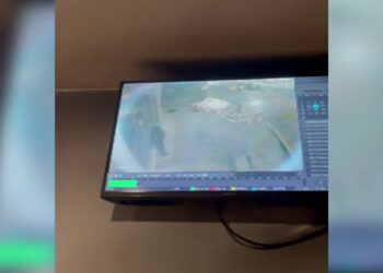 VIDEO/ Personi i maskuar me shishe benzine në derë, si i dyshuari i vuri flakën mobiljeve të biznesit