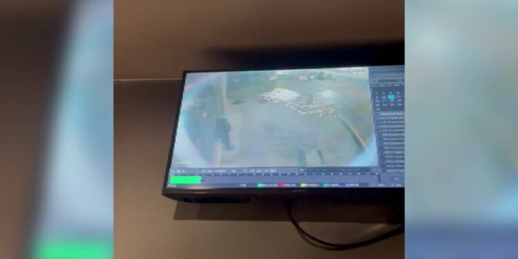 VIDEO/ Personi i maskuar me shishe benzine në derë, si i dyshuari i vuri flakën mobiljeve të biznesit