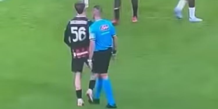 VIDEO / Skandali i arbitrit italian, ndëshkon Saelemaekers me "shqelm" në vend të kartonit gjatë ndeshjes Milan-Roma.