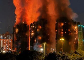 VIDEO/ Zjarri përfshin një godine në Hong Kong, të paktën 36 të vdekur dhe 297 të zhdukur