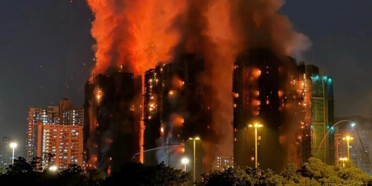 VIDEO/ Zjarri përfshin një godine në Hong Kong, të paktën 36 të vdekur dhe 297 të zhdukur