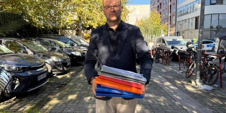 "Veliaj nuk u paraqit në seancë" / Aulon Kalaja: Seanca u shty për më 12 nëntor, kryebashkiaku duhet të vijë nga burgu në gjykatë.