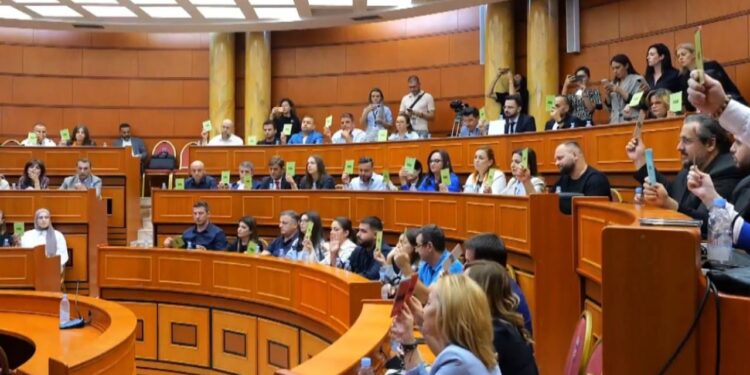 “Veliaj të vijë në Këshill”, opozita gjithashtu e mbështet: Të diskutojmë ballë për ballë.