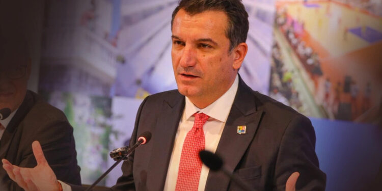 Veliaj urdhëron nga burgu fillimin e dekorimit të Tiranës.