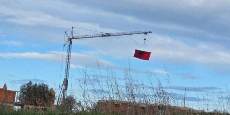 Vendet e quajnë provokim valëvitjen e flamurit shqiptar në një kantier ndërtimi në Kroaci