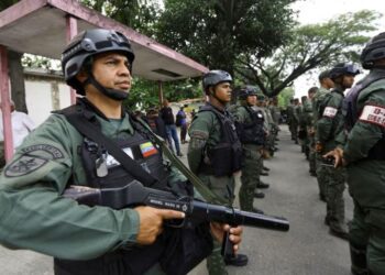 Venezuela njofton një "mobilizim të gjerë" të forcave ushtarake ndërsa anija luftarake më e madhe e SHBA-së lundron në ujërat e saj.