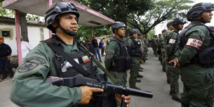 Venezuela njofton një "mobilizim të gjerë" të forcave ushtarake ndërsa anija luftarake më e madhe e SHBA-së lundron në ujërat e saj.