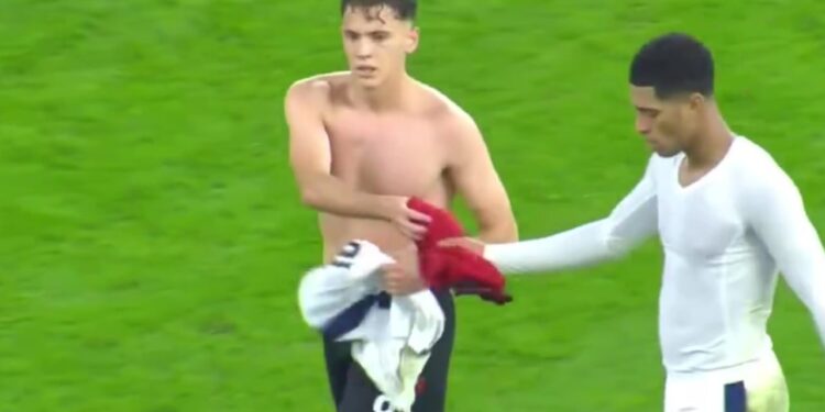 Veprimi i çuditshëm gjatë ndeshjes me Shqipërinë, tifozët në Angli kritikojnë Bellinghamin.