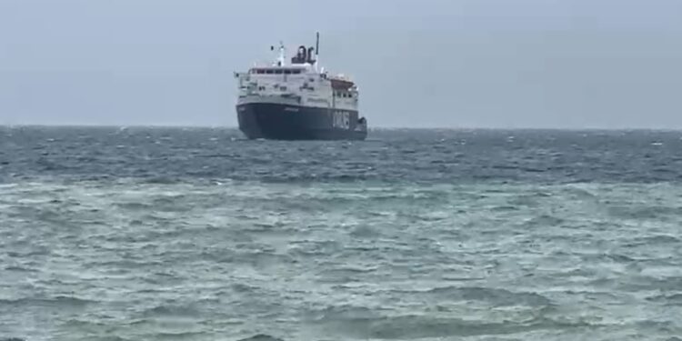 Vështirësi në det për shkak të motit të keq, trageti Brindisi-Vlorë nuk arrin të ankorohët në port për shkak të erërave dhe dallgëve.