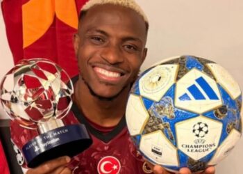 Victor Osimhen lan tifozi të sulmuesve evropianë, napolitanët e shikojnë me emocione.