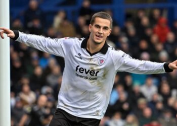 Video: Anis Mehmeti vazhdon t'i japë sinjale Sylvinhos, ylli shqiptar shpërthen përsëri në Angli