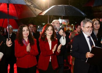 Video/ Festimet për 113-vjetorin e Pavarësisë, ministrja Spiropali dhe presidentja Osmani united në valle.