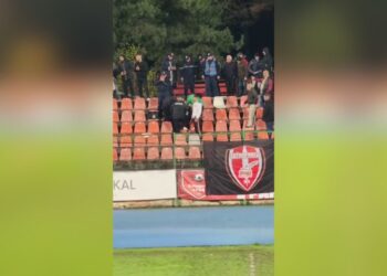 Video/ Kaos në Korçë, ndeshja Skënderbeu-Lushnja ndërpritet për shkak të problemeve shëndetësore të një tifozi, ndihma e shpejtë e transporton në spital.
