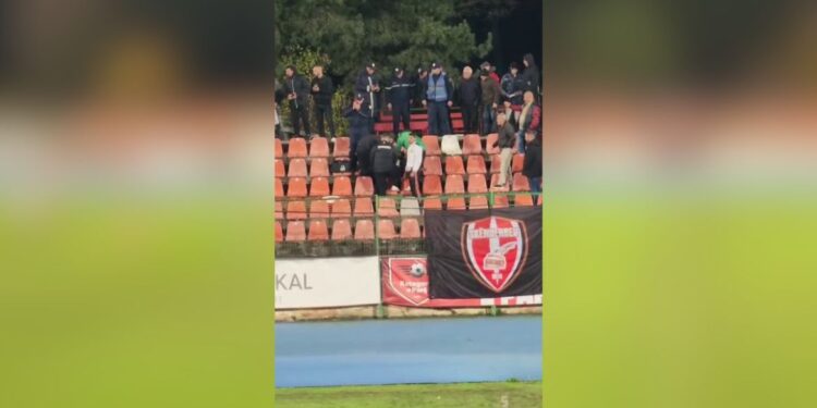 Video/ Kaos në Korçë, ndeshja Skënderbeu-Lushnja ndërpritet për shkak të problemeve shëndetësore të një tifozi, ndihma e shpejtë e transporton në spital.