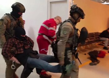 Video/ Kaos në aeroportin e Fiumicinos në Romë. Të shtëna me armë, britma dhe marrje pengesh, si ndodhi gjatë stërvitjes antiterroriste.