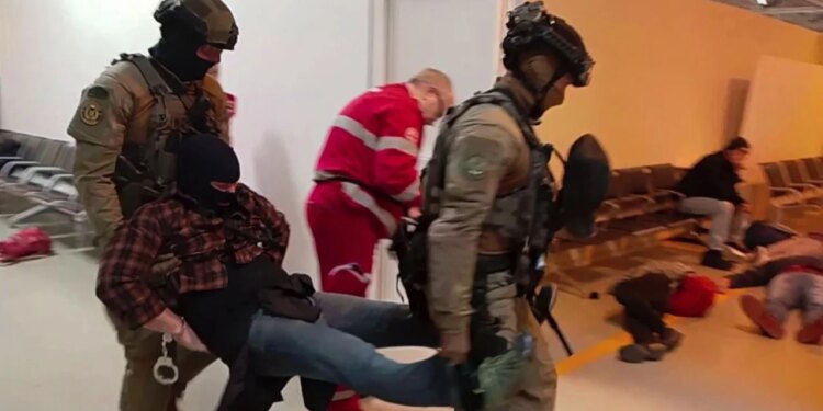 Video/ Kaos në aeroportin e Fiumicinos në Romë. Të shtëna me armë, britma dhe marrje pengesh, si ndodhi gjatë stërvitjes antiterroriste.