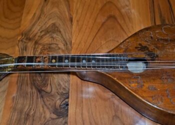 Video/ Mandolina 120-vjeçare dhe dorëshkrimet e serenatave: Thesar i veçantë i Korçës