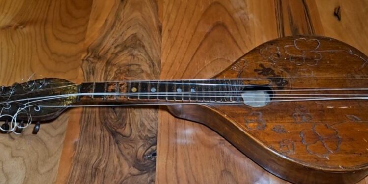 Video/ Mandolina 120-vjeçare dhe dorëshkrimet e serenatave: Thesar i veçantë i Korçës