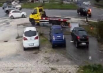Video/ Momente kur automjeti shpërthen në flakë pas aksidentit në Lushnjë-Rrogozhinë, pasagjerët dalin jashtë…