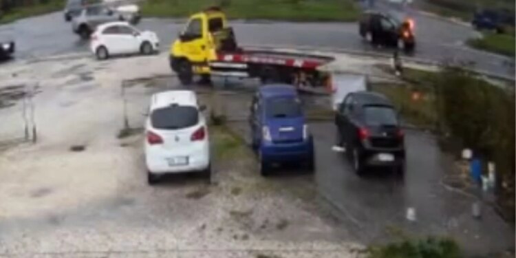 Video/ Momente kur automjeti shpërthen në flakë pas aksidentit në Lushnjë-Rrogozhinë, pasagjerët dalin jashtë…