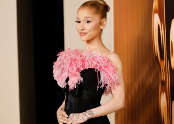 Video/ Momente tensioni për Ariana Granden, teksa po përshëndeste fansat, për pak sa nuk u godit nga një makinë në Paris.